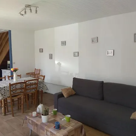 Au Pied Des Remparts *